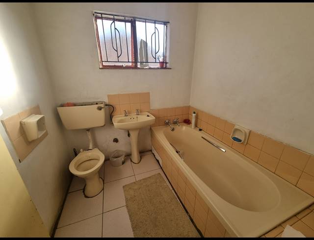 4 BEDROOM HOUSE FOR SALE IN PROTEA NORTH